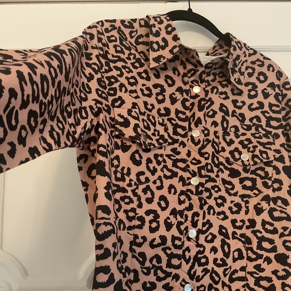 New XL. Women’s Leopard  button up shirt with long sleeves and two front pockets - Picture 5 of 12